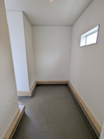 日立市久慈町　第25の収納|広々シューズインクローゼットには、ベビーカーや遊び道具、災害用グッズを収納いただけます