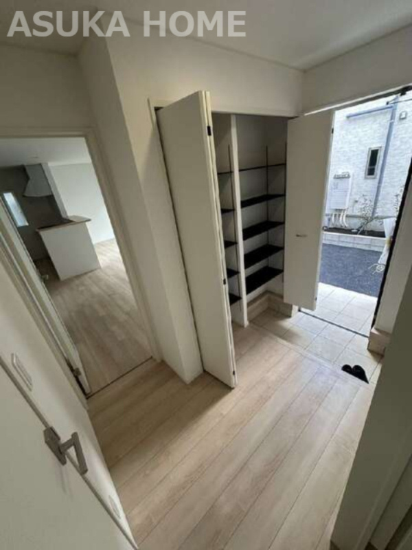 瀬谷区橋戸３丁目戸建ての玄関|人感センサー付玄関灯完備のシンプルで使いやすそうな玄関です。玄関横のシューズボックスも嬉しい設備です♪
