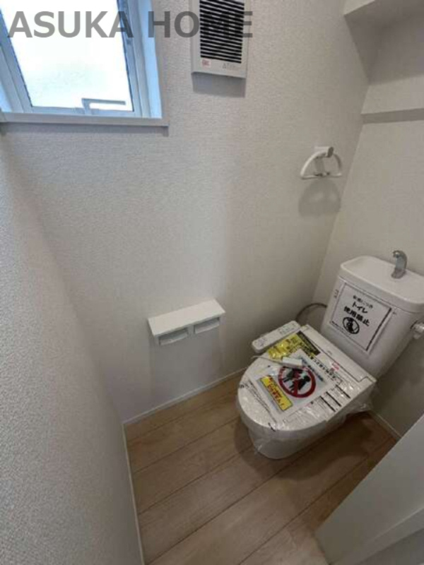 瀬谷区橋戸３丁目戸建てのトイレ|温水洗浄便座の最新トイレ設備です♪トイレ内にはあると便利なタオル掛けや窓もを完備♪