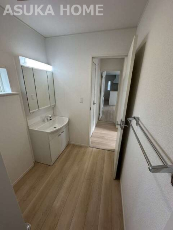 瀬谷区橋戸３丁目戸建ての独立洗面台|一日の始まりの朝、歯磨きをしたりメイクや髪をセットしたり・・・使いやすさが考えられた3面鏡です♪