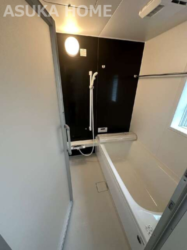 瀬谷区橋戸３丁目戸建ての浴室|毎日の疲れを癒すバスタイム。浴室換気乾燥暖房機付きでお風呂の環境も維持にも◎！
浴室内には窓もあり換気がしやすくカビの発生を防げそうです。