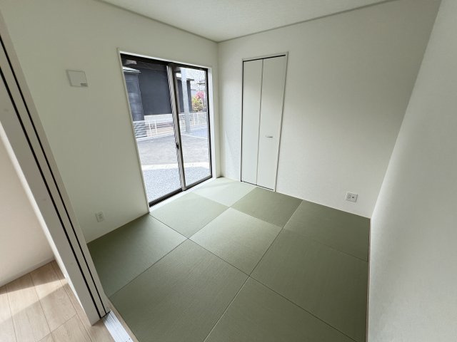 新築　高崎市吉井町吉井川第3　クレイドルガーデン　4号棟の和室|　リビング隣の和室はお子様の遊び部屋としてもちょうどいいですね♪							
					
