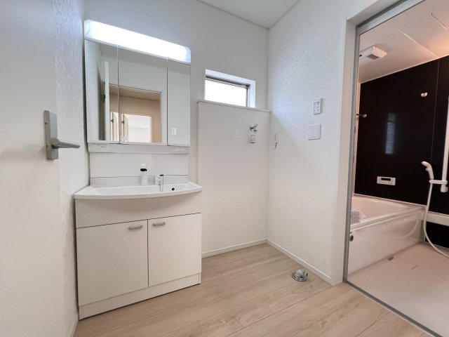 新築　高崎市吉井町吉井川第3　クレイドルガーデン　4号棟の独立洗面台|　シャワー付きの洗面台は忙しい朝でも身支度を整えるのにとても便利◎							
