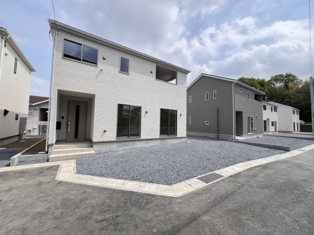 新築　高崎市吉井町吉井川第3　クレイドルガーデン　4号棟の前面道路含む現地写真|　南側接道幅員約4.2ｍ　
