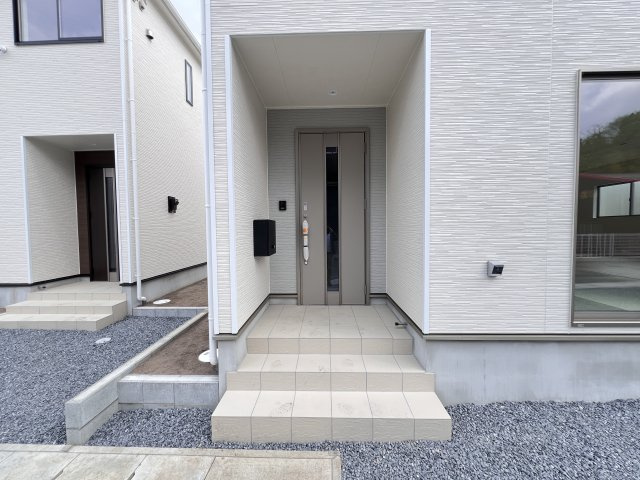 新築　高崎市吉井町吉井川第3　クレイドルガーデン　4号棟の玄関|　ポストと一体型のTVモニターホンでセキュリティ安心！
