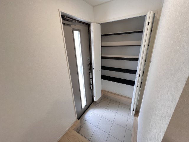新築　高崎市吉井町吉井川第3　クレイドルガーデン　4号棟の玄関|　約３０足収納できる下駄箱は中で段の高さを調節できるのでブーツ等もきっちりしまえます！
