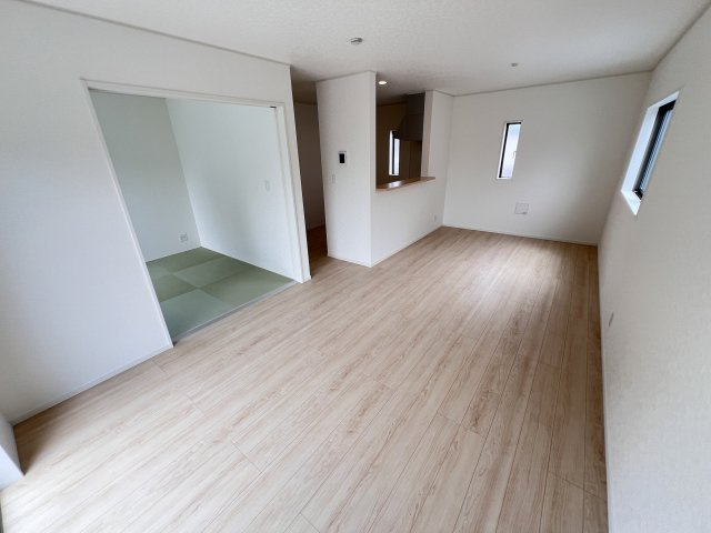 新築　高崎市吉井町吉井川第3　クレイドルガーデン　4号棟の居間・リビング|　家族の会話が弾む対面キッチン。お子様の様子も確認できて安心ですね。

