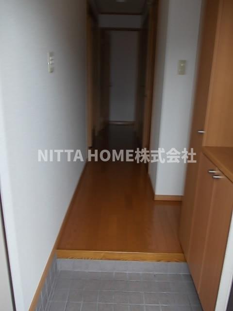 ラフィネ・ロジュマンBの玄関|シューズボックス付きで靴の整理整頓もバッチリ◎