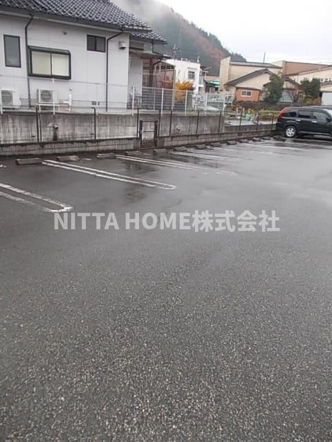 ラフィネ・ロジュマンBの駐車場|駐車場は２台分の確保があります＊