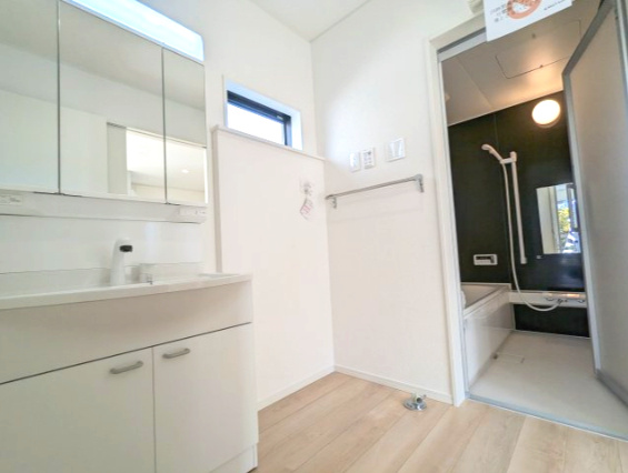 日立市久慈町　第25の独立洗面台|広々脱衣スペース！毎朝おしゃれに忙しい女性の方にうれしいポイントです！