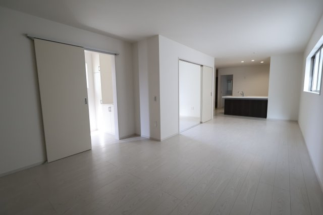 《仲介手数料無料》緑区大字大門1408-7新築一戸建てTerrechezの居間・リビング