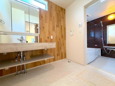 【内観：施工例】 | 大規模分譲＜全22区画＞長期優良住宅／横浜市瀬谷区北新 | 同社施工完成済み物件の参考写真になります。オープンサニタリー洗面化粧台は広々として清潔感があり、他の戸建では感じられない高級感があります。