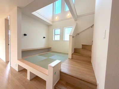 【内観：施工例】 | 大規模分譲＜全22区画＞長期優良住宅／横浜市瀬谷区北新 | 同社施工完成済み物件の参考写真になります。マルチスキップは、小さなお子様の勉強にも、テレワーク勤務にも使いやすい設計。写真では畳敷きの和室タイプですが、フローリング仕上げの洋室タイプもあります。