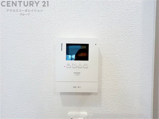 訪問者が来たときにテレビ画面で確認できるため、安心してドアを開けられます。録画機能があるものもあり、留守中に来訪者を記録しておくことができます。利便性が高く、セキュリティ面でも安心です。