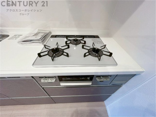 多数の調理器具を同時に使用でき、料理の効率化が可能。省エネで節約になり、様々な料理スタイルに適応できます。また、火力調整が独立しており、手入れや掃除もしやすく、今よりもっとお料理が楽しくなるかも。
