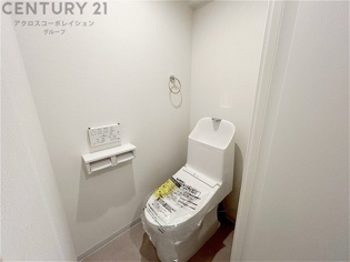 温水洗浄便座付トイレは温水洗浄機能により、暖かい水でおしりを洗浄することができ、冷たい水を使う従来の便座に比べ、温水洗浄機能で暖かいトイレを提供し、快適な使用を可能にします。