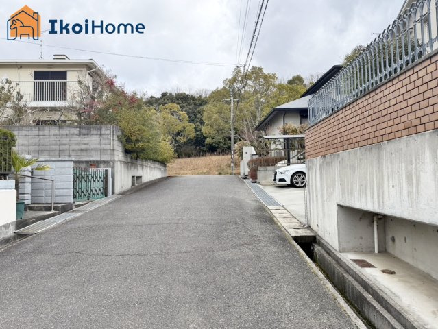 神戸市西区美穂が丘5丁目　土地の前面道路含む現地写真|●年中無休：当日予約可●前面道路●西側広く幅員約6mございますのでお車の出し入れも安心です。