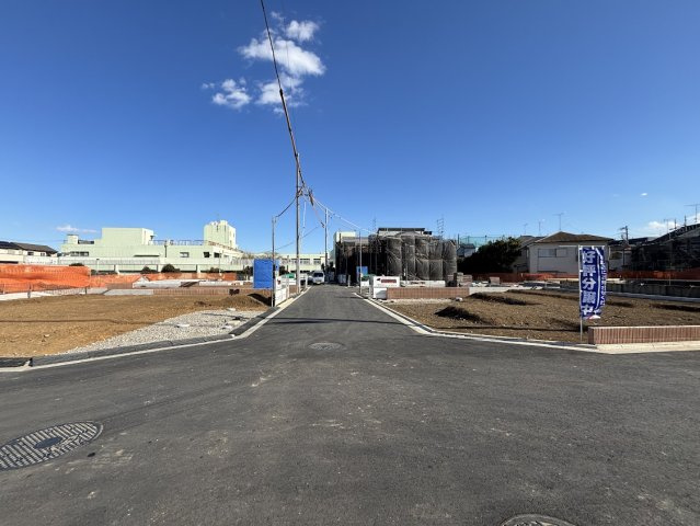八王子市石川町16区画新築分譲住宅の前面道路含む現地写真|統一感のある美しい家々が並ぶ、分譲地です。