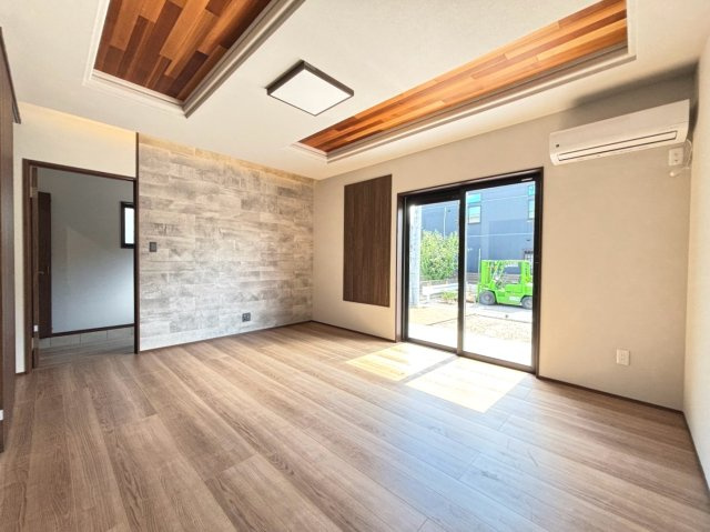 新築戸建　大垣市東町　全6区画分譲の居間・リビング|大きな窓がリビング全体に光と風を運びます。