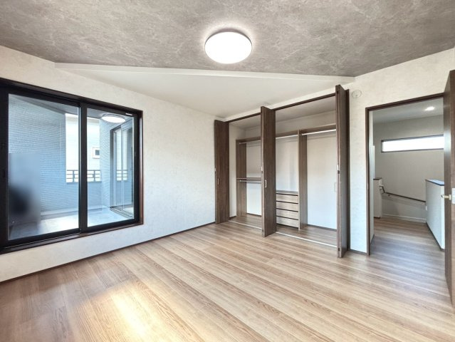 新築戸建　大垣市東町　全6区画分譲の寝室|奥行のあるウォークインクローゼットは収納方法自由自在。家族の成長に合わせた収納が可能です。