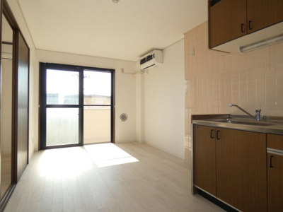 【居間・リビング】 | パークサイドほそや | こちらのリビングで趣味の時間をお楽しみください