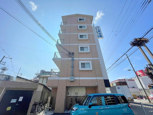 エクセレント21上新住販ビルの外観