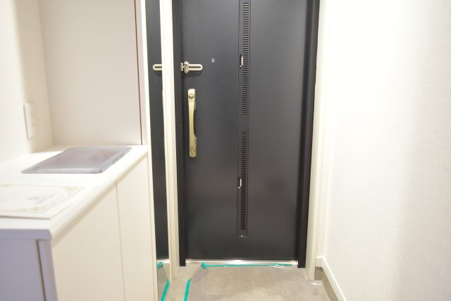 多摩市馬引沢２丁目の中古マンションの玄関