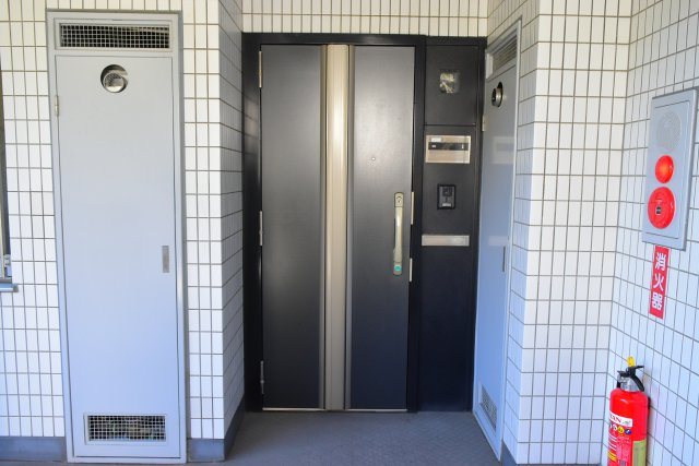 多摩市馬引沢２丁目の中古マンションの玄関