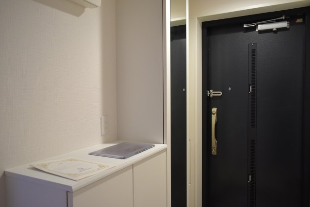 多摩市馬引沢２丁目の中古マンションの玄関