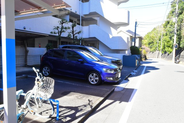 多摩市馬引沢２丁目の中古マンションの駐車場