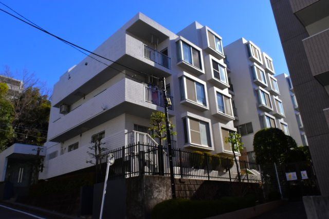 多摩市馬引沢２丁目の中古マンションの外観