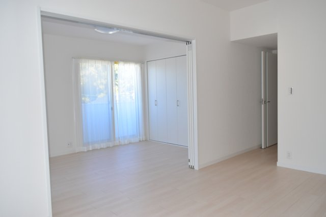 多摩市馬引沢２丁目の中古マンションの居間・リビング