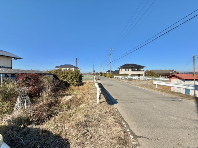 別荘向け【行方市玉造甲中古住宅】の前面道路含む現地写真