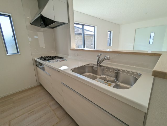 高萩市下手綱　第5のキッチン|キッチン後ろのスペースに余裕があるので、お気に入りの食器棚を配置していただけます