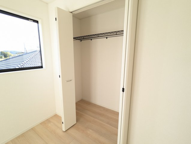 高萩市下手綱　第5の収納|クローゼット内にキャストなどを置いていただき、スペースの有効活用を！（同施工物件）