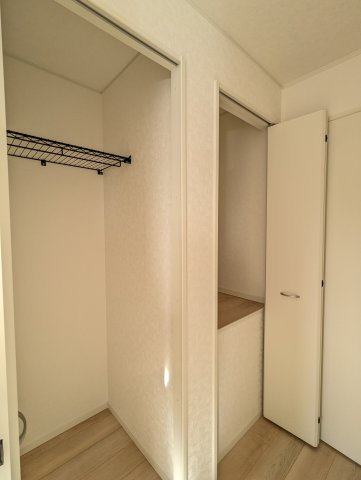 高萩市下手綱　第5の洋室|バルコニーに面したお部屋は照明を点ける時間が少なくて済むので省エネに繋がります。