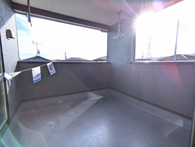 高萩市下手綱　第5のバルコニー|ルーフバルコニーで家族全員の洗濯物の干せちゃいます！屋根付きで急な雨でも安心！（同施工物件）