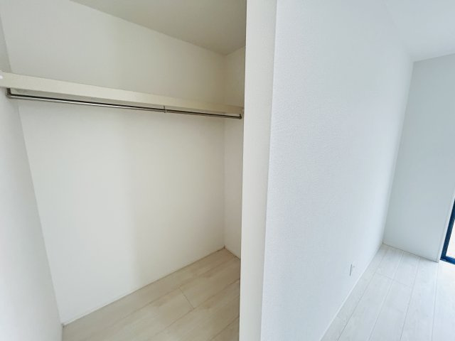 新築　北群馬郡榛東村新井　GRAFARE 　1号棟の収納|　主寝室の大型のウォークインクローゼットは収納ラクラク、お部屋スッキリ♪							
