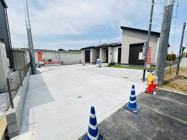 新築　北群馬郡榛東村新井　GRAFARE 　1号棟の駐車場|現地写真　駐車スペースは並列2台+2台分可能です！					
