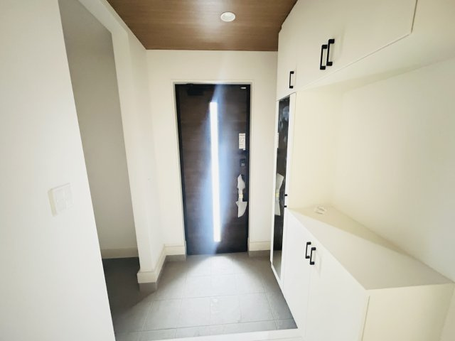新築　北群馬郡榛東村新井　GRAFARE 　1号棟の玄関|　シューズインクロークと下駄箱があり、かなりの収納量が期待できます！							
											
