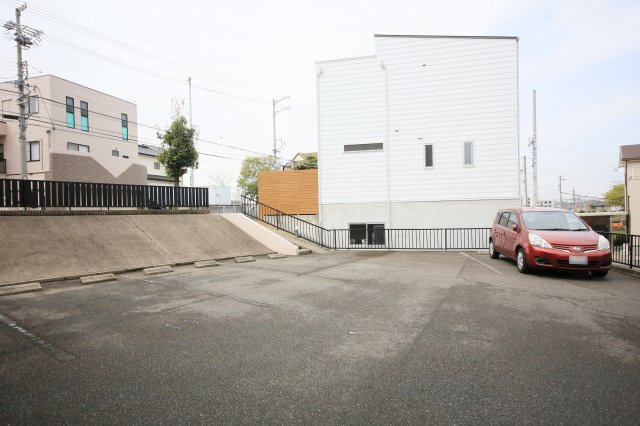 サプリーム東新の駐車場
