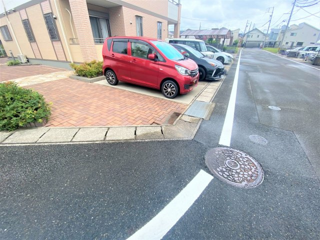 レジェンド共和の駐車場