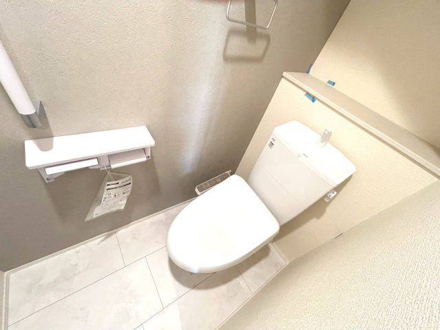 リーブルガーデン　江南市河野町第2　全3区画分譲のトイレ|超表面平滑加工とイオンパワーの「セフィオンテクト」加工で、汚れが付きにくく落ちやすい仕様で清潔です。
便器にフチがないので汚れが隠れて見えない部分がありません。お手入れがとってもラクラクです。