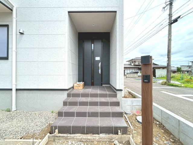 リーブルガーデン　江南市河野町第2　全3区画分譲の玄関|【ピッキング防止機能付き玄関ドア錠】玄関ドアの鍵は上下に２つあり、内側の下段は脱着サムターンキー。
鍵を不正に開錠されても、もう１つの鍵でピッキングを防ぎます。防犯性の高い仕様になっています。