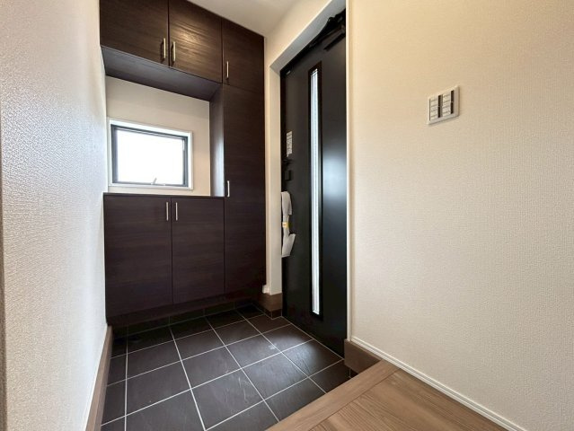 リーブルガーデン　江南市河野町第2　全3区画分譲の玄関|大容量のシューズ収納付きで玄関周りもすっきり！玄関ドアからの光が玄関ホールを明るくしてくれます。
