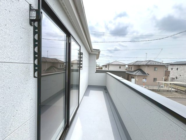 リーブルガーデン　江南市河野町第2　全3区画分譲のバルコニー|バルコニーは南向きで洗濯物もよく乾きます！強度と表面積硬度を持つFPRで防水しています。