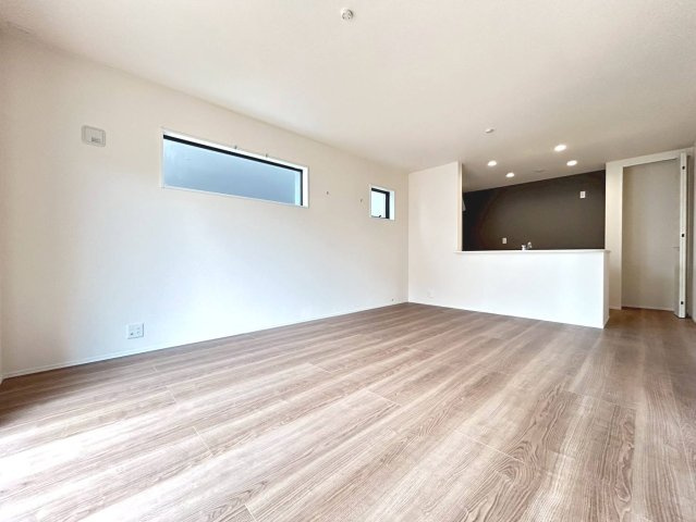 リーブルガーデン　江南市河野町第2　全3区画分譲の居間・リビング|明るい日差しをふんだんに取り込んだリビングダイニングは家族の笑顔につつまれた素敵な空間になります。
一建設の家は精度が高く丈夫な工法を採用し、「住宅トップランナー基準」に対応しています。