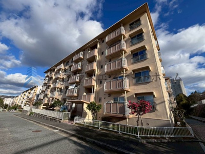 【外観】 | 落合1団地116号棟 | 〇閑静な住宅地♪環境良好♪大きな公園も徒歩約2分♪
〇最寄バス停まで徒歩約2分♪
〇1階部分で楽々♪