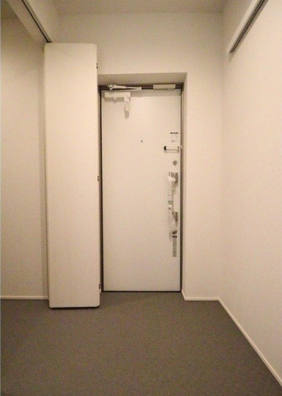 AdorableⅡ　築浅　南西角住戸　宅配BOXの玄関