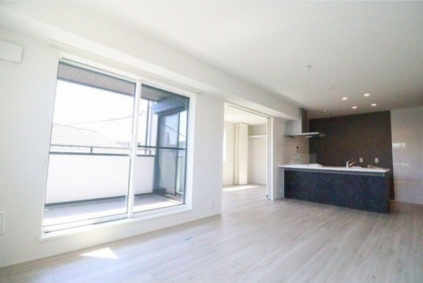 AdorableⅡ　築浅　南西角住戸　宅配BOXの居間・リビング